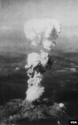 Pasukan Amerika menjatuhkan bom atom di Hiroshima pada tanggal 6 Agustus 1945.