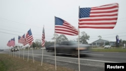 Sebelas bendera dikibarkan untuk menghormati para korban musibah helikopter militer di Pensacola Timur, Florida, March 11, 2015 (Foto: REUTERS/Michael Spooneybarger).