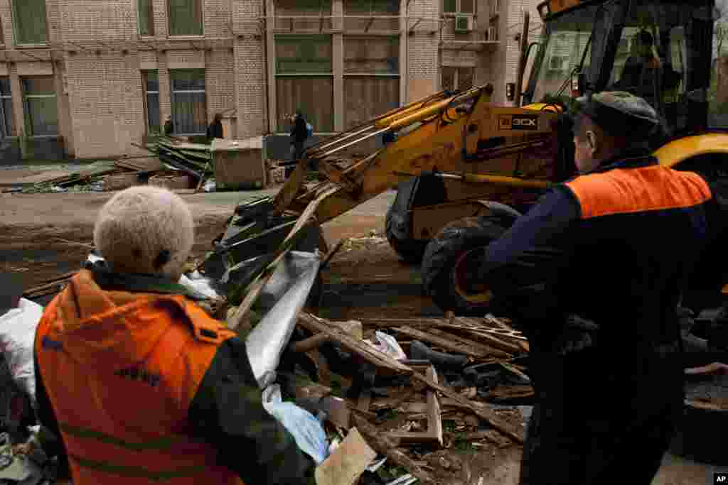 City council workers clear a barricade on a road leading to Kyiv&#39;s Independence Square, Ukraine, March 18, 2014.&nbsp;