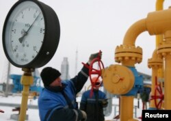 Seorang pekerja memutar katup di stasiun kompresor gas Nesvizhskaya sekitar 130 km dari Minsk 9 Januari 2009. (Foto: Reuters)