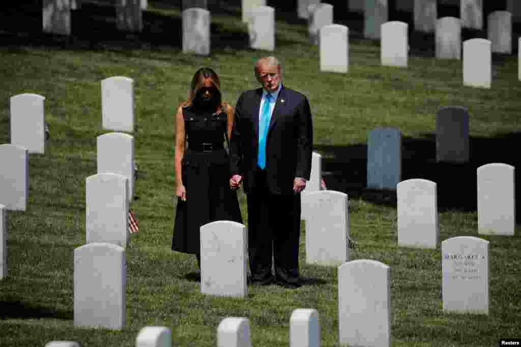 도널드 트럼프 미국 대통령과 멜라니아 여사가 메모링러 데이를 앞두고 알링턴 국립 묘지를 방문했다.