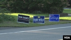 Un cartel en apoyo al senador Bob Casey, quien se enfrenta al seguidor de Trump, Lou Barletta.