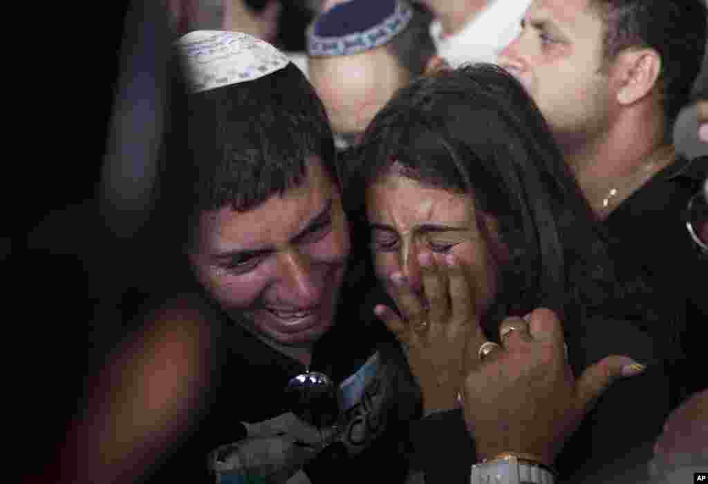 Relatives of Dror Chanin, 37, who&nbsp;was fatally wounded when a mortar exploded near the his vehicle, cry during his funeral in Yahud, Israel, July 16, 2014.