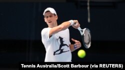 Petenis Serbia Novak Djokovic berlatih jelang Australia Terbuka di Melbourne Park di Melbourne, Australia, 11 Januari 2022. (Foto: Tennis Australia/Scott Barbour via REUTERS)