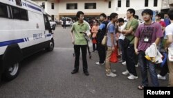 Polisi Singapura mengawasi aksi demontrasi dari dalam sebuah van (foto: dok). 