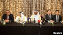 세계 최대 산유국 4개 나라가 16일 카타르 도하 시에서 열린 회의에서 국제 유가 폭락을 막기 위한 산유량 동결을 합의한 후 기자회견을 하고 있다.
