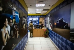 Seorang tentara Israel dari Galei Tzahal, stasiun radio tentara Israel, berdiri di pintu masuk stasiun radio di Jaffa, Tel Aviv 10 November 2013. (Foto: REUTERS/Nir Elias)