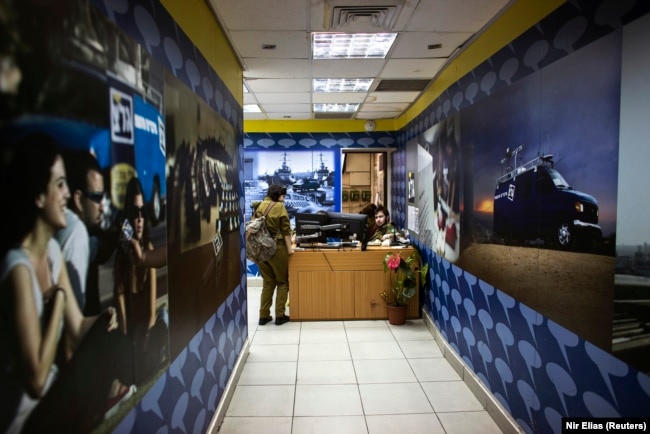 Seorang tentara Israel dari Galei Tzahal, stasiun radio tentara Israel, berdiri di pintu masuk stasiun radio di Jaffa, Tel Aviv 10 November 2013. (Foto: REUTERS/Nir Elias)
