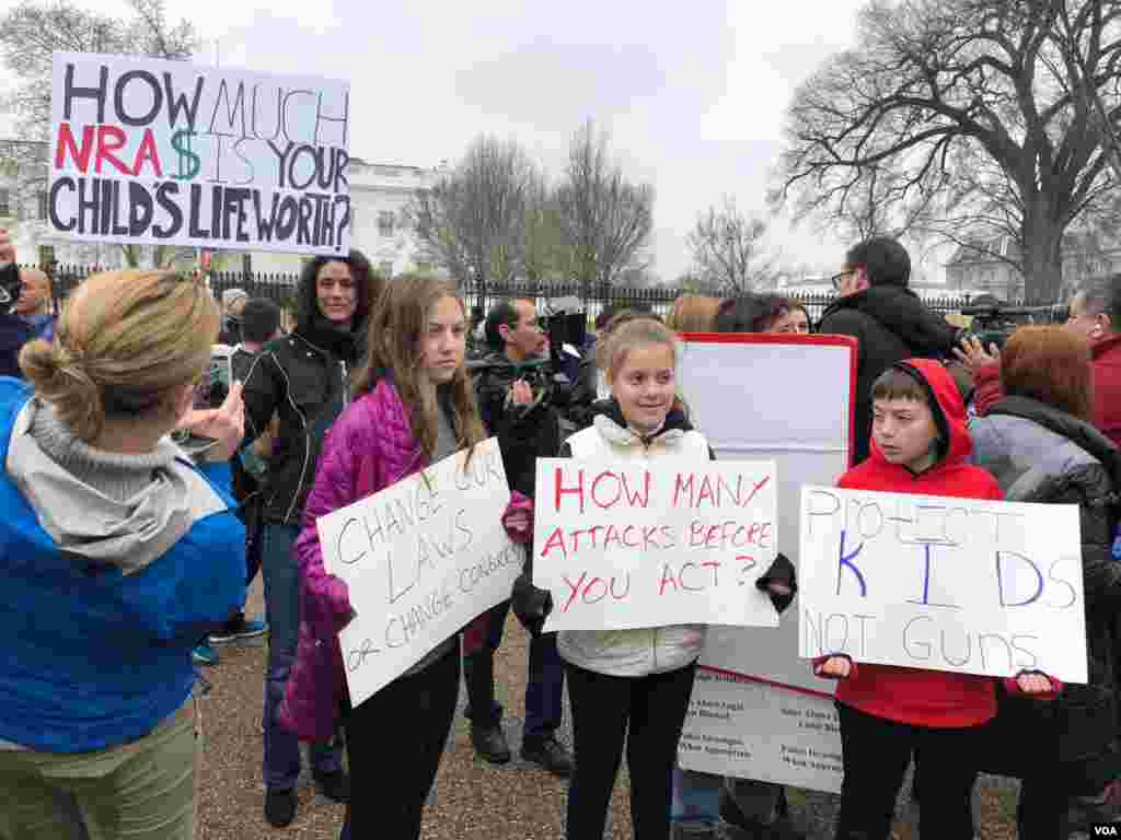 Niños y jóvenes participan de la protesta frente a la Casa Blanca realizada en el Día de los Presidentes.