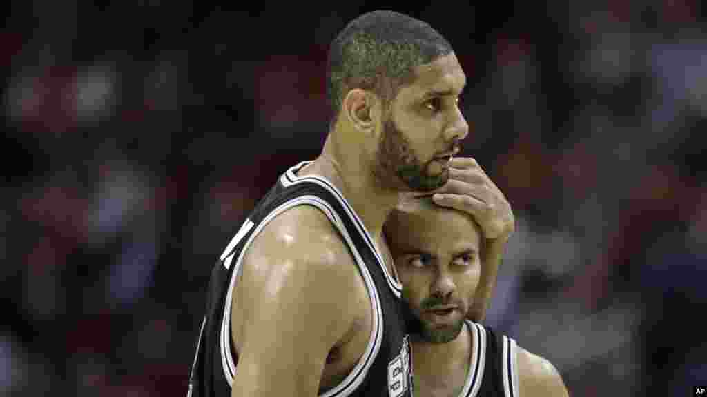 Tim Duncan et son coéquipier de San Antonio Tony Parker. Les Spurs ont battu les Rockets 88-85 lors d&rsquo;un match de la NBA joué à Houston, 14 mars 2009.