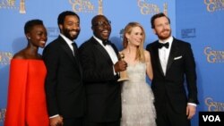 ຈາກຊ້າຍ ຫາຂວາ ດາລາຮູບເງົາ Lupita Nyong'o, Chiwetel Ejiofor, Steve McQueen, Sarah Paulson, and Michael Fassbender 