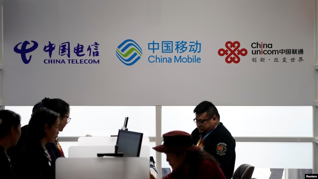 2018年11月5日在上海举行的中国国际进口博览会上显示的中国电信、中国移动和中国联通的标识。(photo:VOA)
