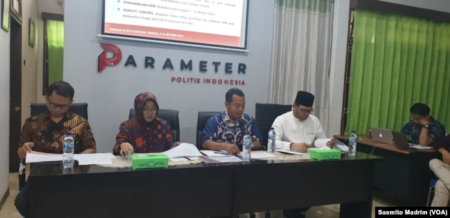 Peneliti senior LIPI, Siti Zuhro, dan Direktur Eksekutif Parameter Politik Indonesia, Adi Prayitno, saat berdiskusi publikasi hasil survei di Jakarta, 29 November 2019.