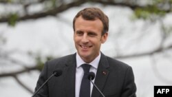 에마뉘엘 마크롱 프랑스 대통령이 2일 시드니의 총리 공관(키리빌리 하우스)에서 맬컴 턴불 총리와 공동 기자회견 중 발언하고 있다. 