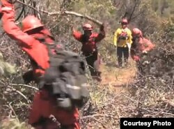 Para napi di penjara California ikut dipekerjakan sebagai pemadam kebakaran untuk memadamkan kebakaran hutan di California (foto: dok).