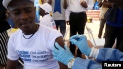 A World Health Organization (WHO) worker administers a vaccination during the launch of a campaign aimed at beating an outbreak of Ebola in Mbandaka, Democratic Republic of Congo, May 21, 2018. 