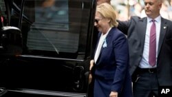 Hillary Clinton tampaknya hampir terjatuh karena lututnya lemah saat dibantu masuk ke dalam mobil van-nya hari Minggu (11/9). Clinton didiagnosa menderita radang paru-paru.