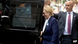 Hillary Clinton quittant l'appartement de sa fille Chelsea, le 11 septembre 2016. 