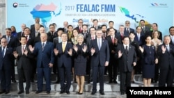 문재인 한국 대통령(앞줄 왼쪽 다섯번째)이 31일 부산 APEC 누리마루에서 열린 '제8차 동아시아-라틴아메리카 협력포럼(FEALAC)' 외교장관회의 개회식 축사를 마치고 회원국 대표단과 기념촬영 하고 있다. 