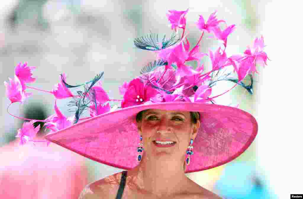 Tracy Abney wears a derby hat before the 2014 Kentucky Derby at Churchill Downs in Louisville, Kentucky, May 3, 2014. (Mark Zerof-USA TODAY Sports)