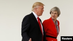 Tư liệu - Tổng thống Mỹ Donald Trump đi cùng Thủ tướng Anh Theresa May ra ngoài sau cuộc hội kiến của hai người tại Nhà Trắng ở Washington, ngày 27 tháng 1, 2017.