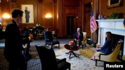 Senator AS Chuck Grassley dari Faksi Republik bertemu dengan Hakim Amy Coney Barret, calon hakim agung AS yang dinominasikan oleh Presiden Donald Trump, di Capitol Hill, Washington, 29 September 2020. (Foto: Reuters)