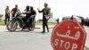 Un policier tunisien passe un point de contrôle à Kairouan, Tunisie, le 18 mai 2013.