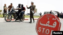 Un policier tunisien passe un point de contrôle à Kairouan, Tunisie, le 18 mai 2013.