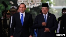 澳大利亞新總理阿博特(左)星期一出訪印度尼西亞與印尼總統蘇西洛舉行會談此同。