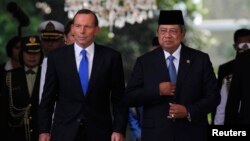 PM Australia Tony Abbott (kiri) saat melakukan kunjungan ke Jakarta dan diterima Presiden Susilo Bambang Yudhoyono di Jakarta, 30 September 2013 (foto: dok). 