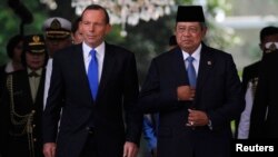 သြစတြေးလျ ဝန်ကြီးချုပ် Tony Abbott (L) နဲ့ အင်ဒိုနီးရှားသမ္မတ Susilo Bambang Yudhoyono တို့ ဂျကာတာမြို့တော် သမ္မတနန်းတော်မှာ တွေ့ဆုံစဉ်။ (၃၀ စက်တင်ဘာ ၂၀၁၃)