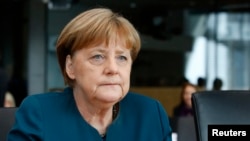 La chancelière allemande Angela Merkel arrive au Parlement à Berlin, Allemagne, le 8 mars 2017. 