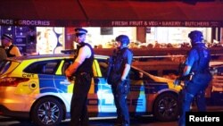 Police officers attend to the scene after a vehicle collided with pedestrians in the Finsbury Park neighbourhood of North London, Britain June 19, 2017. REUTERS/James Cropper - RTS17N1G