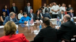 La secretaria de Comercio, Penny Pritzer, centro y de azul, encabeza una delegación que viajó a Cuba para reunirse con autoridades cubanas y analizar mecanismos para facilitar y mejorar las relaciones comerciales en Cuba.
