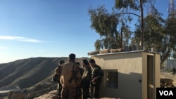 Iraqi Kurdish Peshmerga soldiers huddle around Maj. Gen. Sirwan Barzani in Makhmour, Iraq. Makhmour is expected to serve as a staging point for Iraqi and Peshmerga forces in the advance against IS-controlled Mosul, March 8, 2016. (S. Behn/VOA)