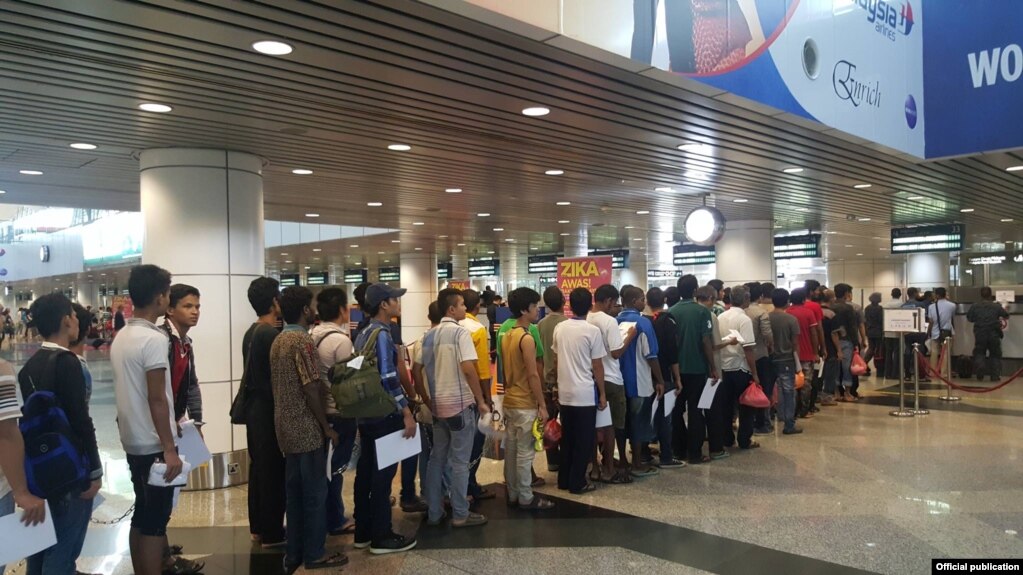 မေလးရွားႏိုင္ငံတြင္လုပ္ကိုင္ေနေသာ ျမန္မာအလုပ္သမားမ်ားကို ေလဆိပ္တြင္ေတြ႔ရစဥ္ (၂၀၁၆-ၾသဂုတ္လ) (Myanmar Embassy in Kuala Lumpur, Malaysia)
