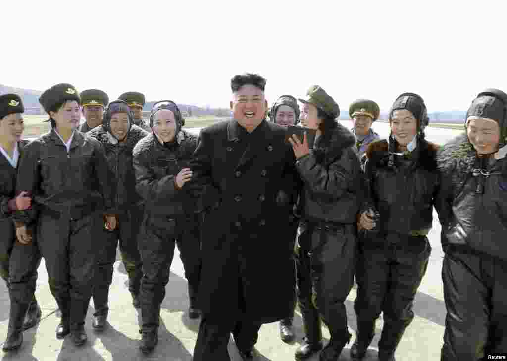 김정은 북한 국방위 제1위원장(가운데)이 조선인민군 항공 및 반항공군 제2620군부대의 비행 훈련을 현지지도하고 있다.