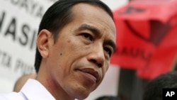 Indonesian presidential candidate Joko Widodo talks with his supporters during a campaign event by the Indonesian Democratic Party of Struggle (PDIP) in Jakarta, Indonesia, March 16, 2014.
