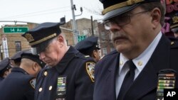 Les rapports entre la police et le maire Bill de Blasio restent tendus, à New York (AP)