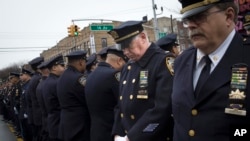 2015年1月4日，纽约市长白思豪在殉职警察刘文健的葬礼上讲话的时候一些警察背对白思豪表示不满。