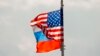 Bendera nasional AS dan Rusia dikibarkan di atas angin di bandara Vnukovo Moskow, Rusia. Rusia pada hari Jumat, 1 September 2017. (Foto: AP)