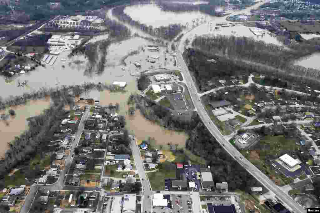Jalan dan rumah yang tergenang air banjir setelah hujan deras selama berhari-hari yang menyebabkan banjir, terlihat dari udara di Union, Missouri, AS, 29 Desember 2015.