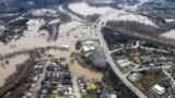 미국 미주리 주 유니온 시가 홍수로 침수된 모습을 29일 상공해서 촬영했다.