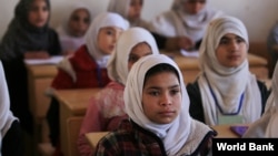 ARHIVA - Devojčice na času u školi u Avganistanu (Foto: Rumi Consultancy/World Bank)