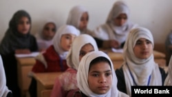 ကဘူးလ်မြို့ရှိ အမျိုးသမီး အထက်တန်းကျောင်းမှာ ပညာသင်ကြားနေတဲ့ အာဖဂန်မိန်းကလေးအချို့။ (နိုဝင်ဘာ ၂၁၊ ၂၀၁၈)