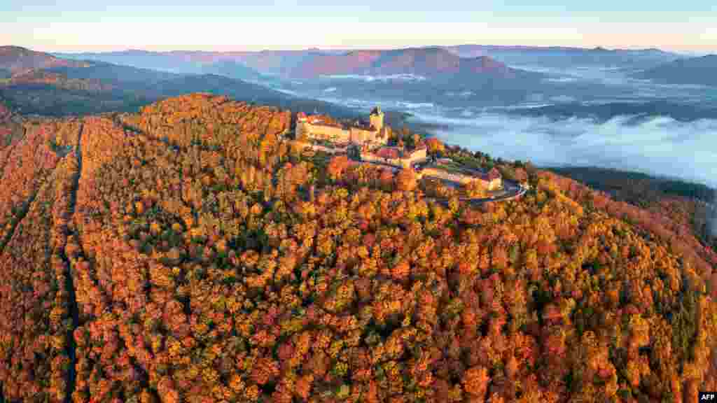 فرانس میں ارسچویلر میں پہاڑی کی چوٹی پر قائم قلعہ خزاں کے موسم میں مزید خوبصورت نظر آتا ہے۔