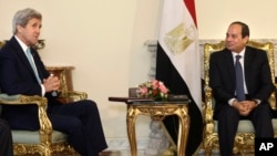 Egyptian President Abdel-Fattah el-Sissi, right, meets with U.S. Secretary of State John Kerry at the presidential palace in Cairo, Egypt, Wednesday, May 18, 2016. 