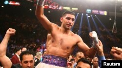 Petinju Inggris, Amir Khan, merayakan kemenangan atas Luis Collazo di Las Vegas. (Foto: Dok)