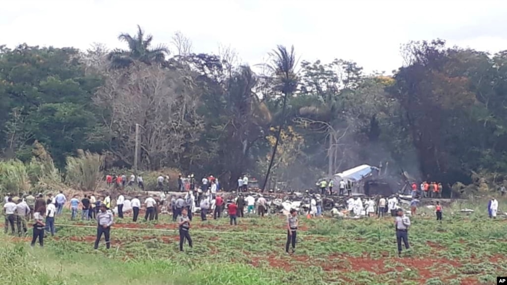 Más de 100 muertos al estrellarse avión en Cuba poco despues de despegar del aeropuerto internacional de La Habana en un vuelo doméstico