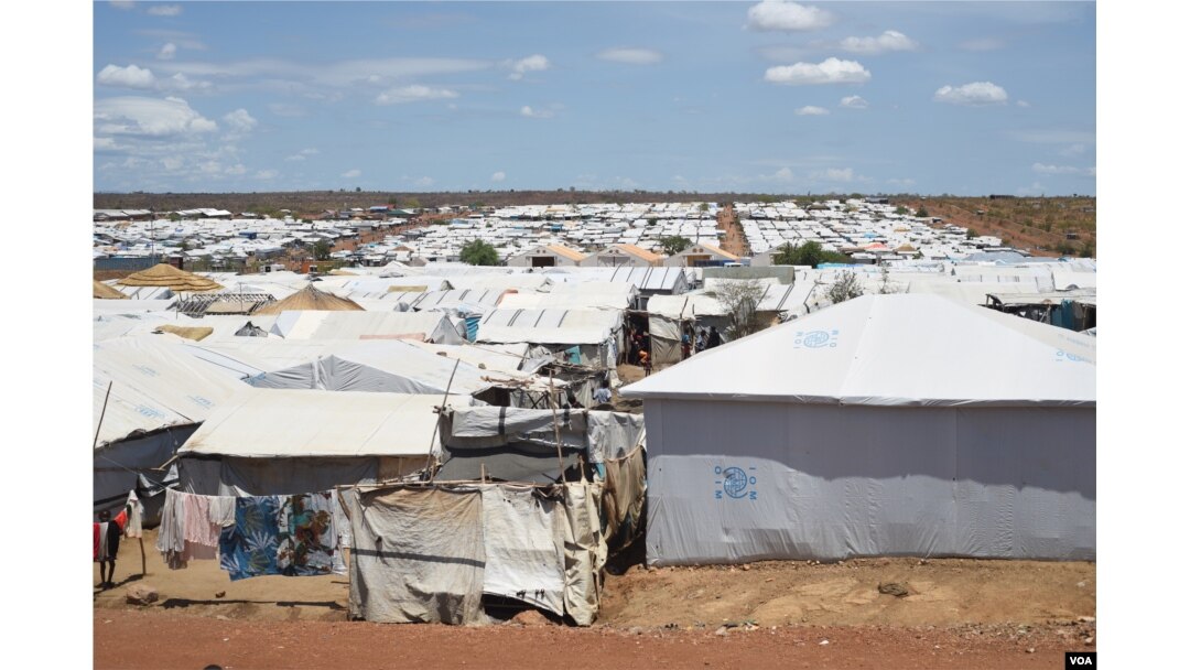 Rows of tents house nearly 30,000 Nuer citizens at a UN camp in Juba, South Sudan, on April 15, 2016. (VOA/J. Patinkin)